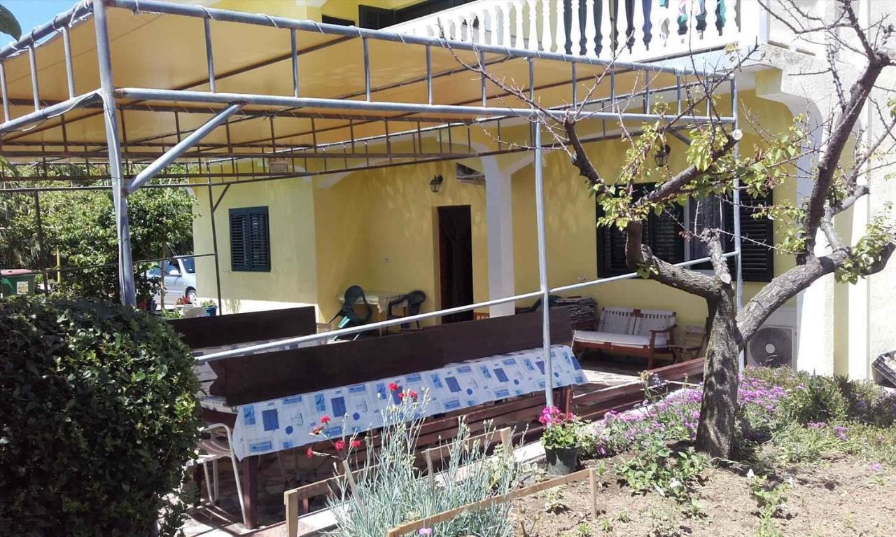 Apartment in Lopar/Insel Rab 17739 Buitenkant foto